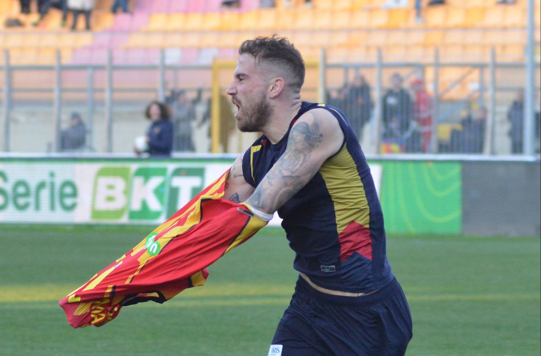 La Mantia al gol contro il Livorno (ph.Pinto)