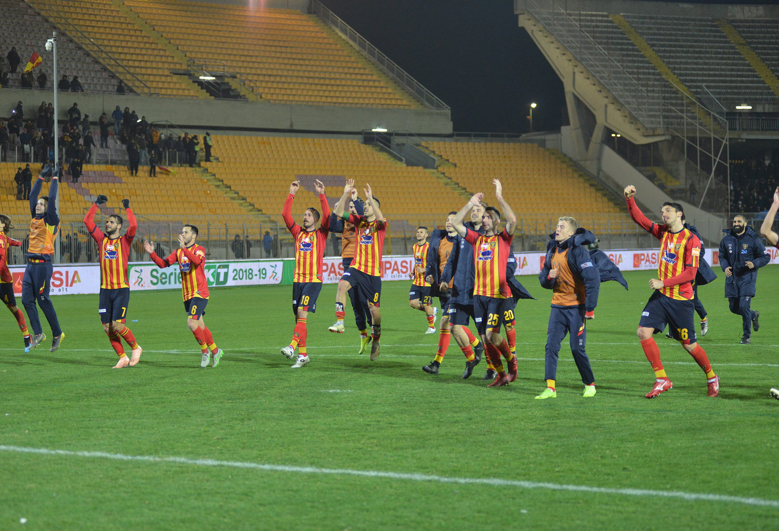 Il Lecce esulta con i suoi tifosi (ph.Pinto)