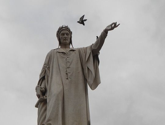 La statua del grande Poeta in piazza Dante a Napoli