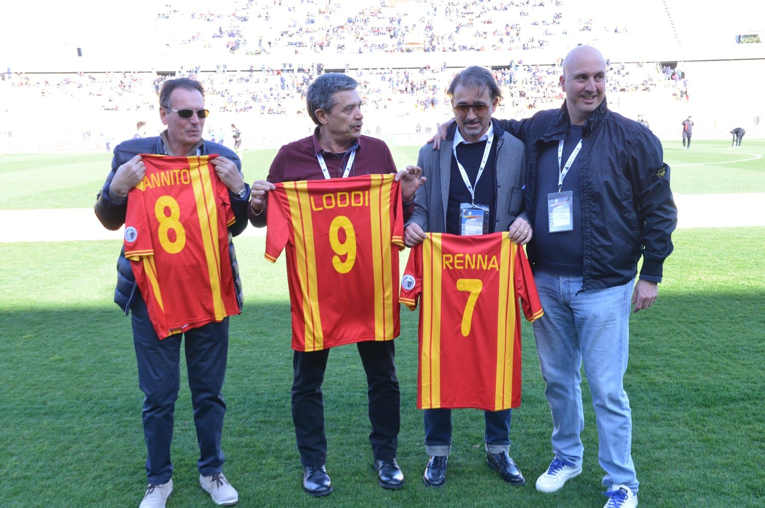 Cannito, Loddi e Renna ricevono la maglia 1975/76 (ph.Pinto)