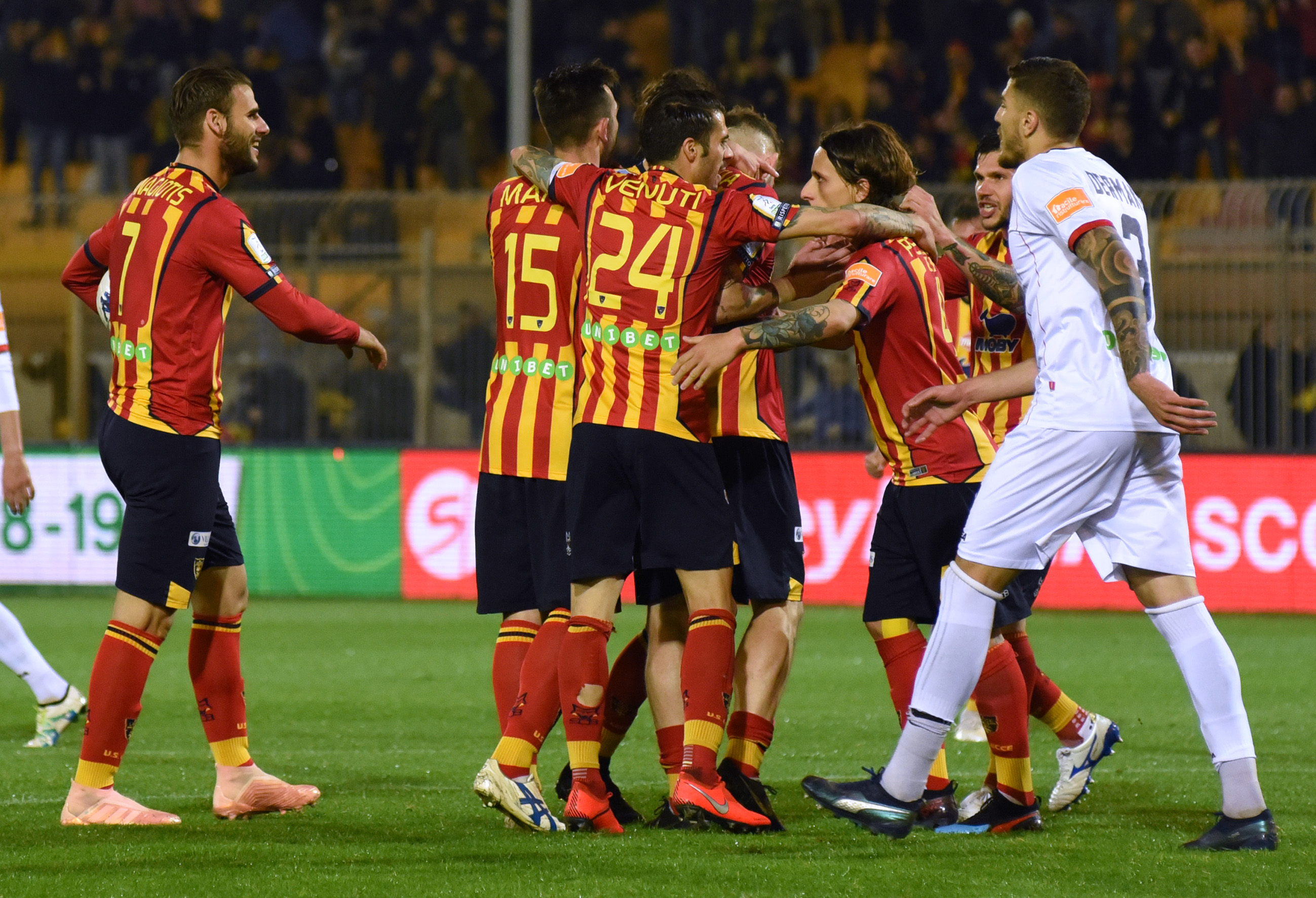 L'esultanza dei giallorossi (ph.Pinto)