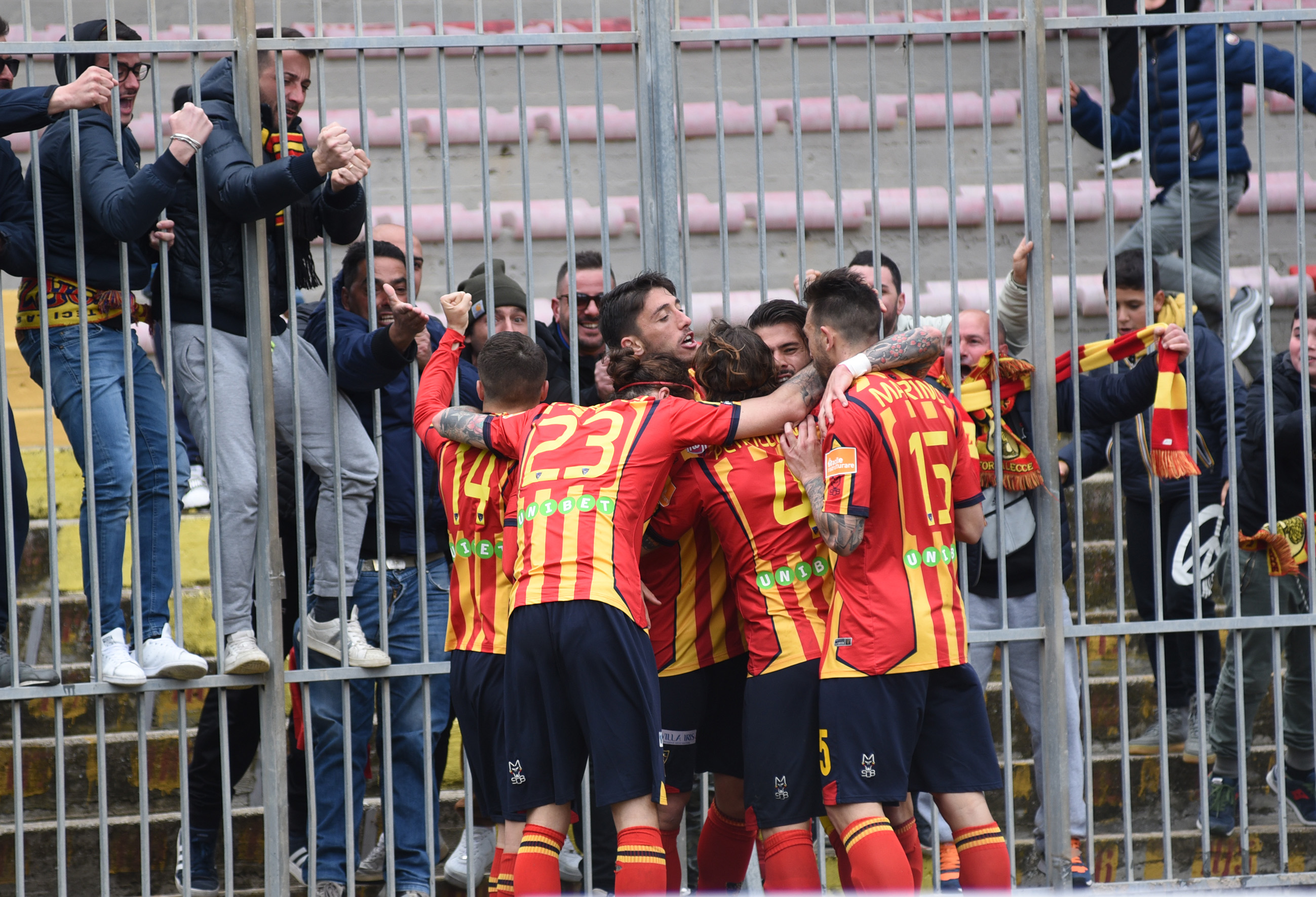 Il Lecce esulta con i tifosi (ph.Pinto)