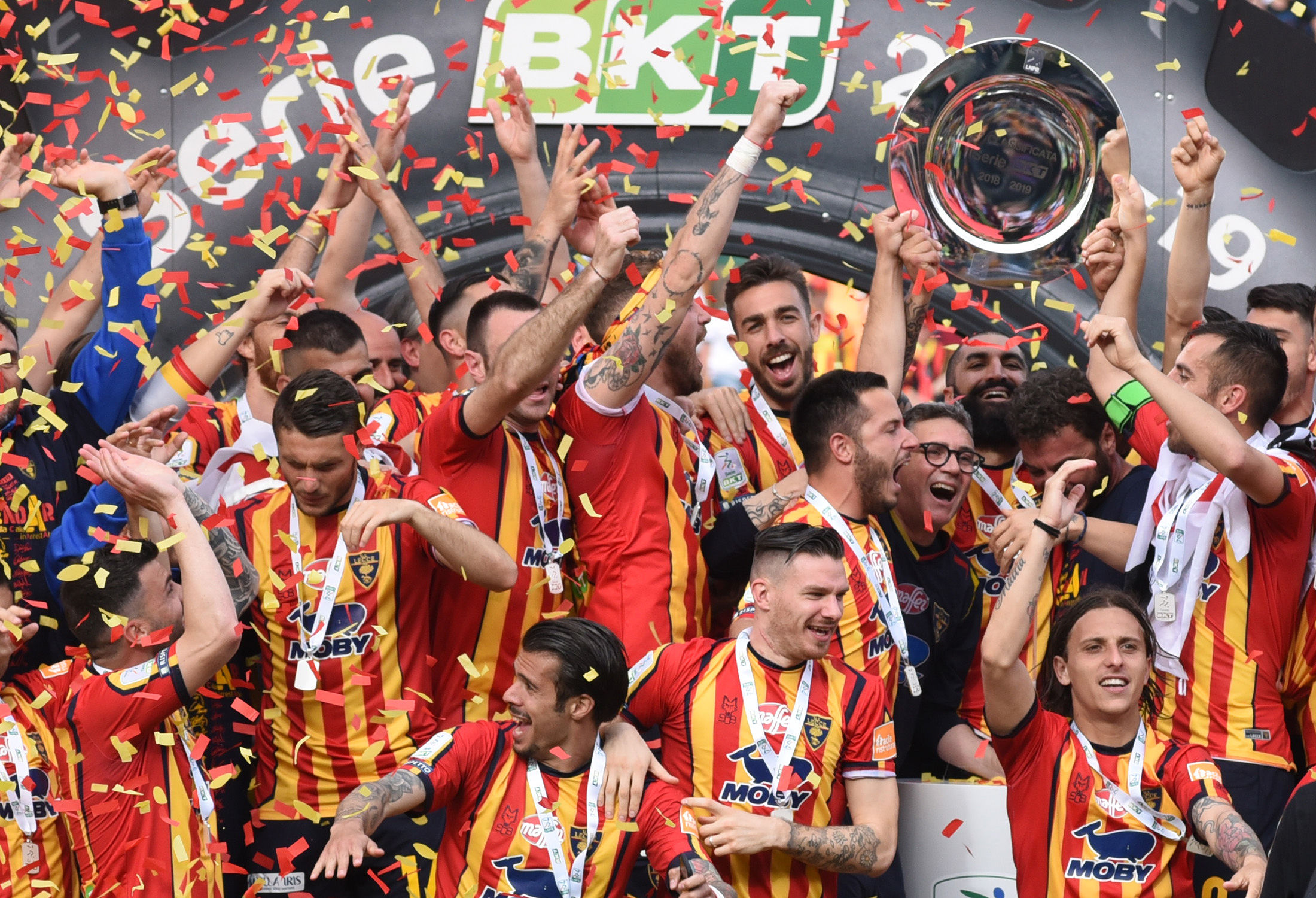 Il Lecce alza il trofeo (ph.Pinto)