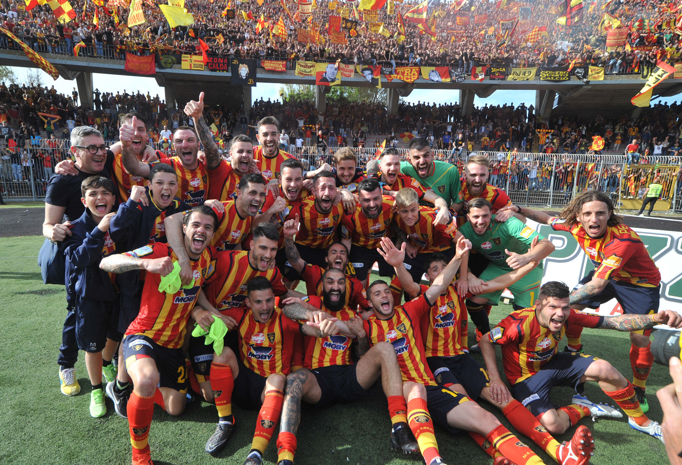 Il Lecce festeggia ai piedi della Nord (ph.Pinto)