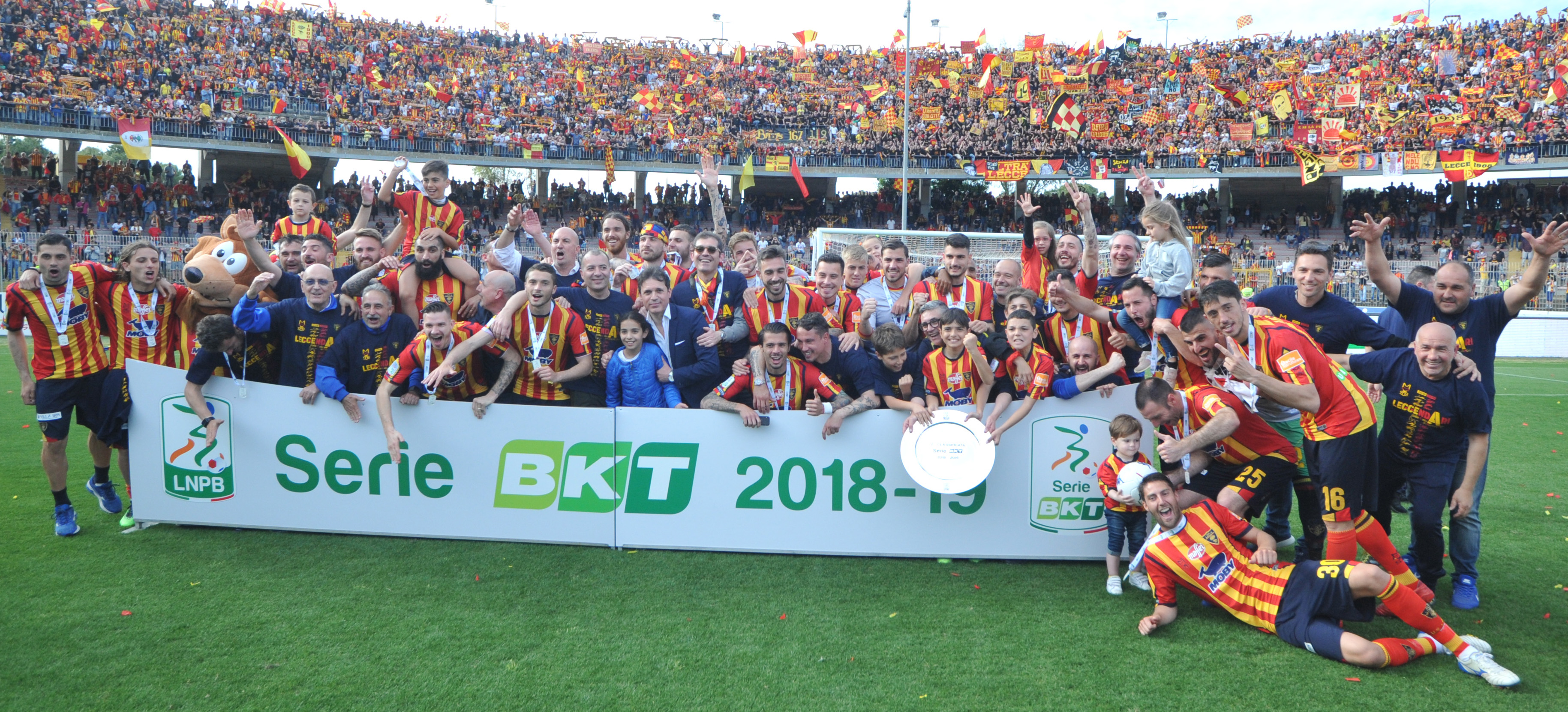 Il Lecce promosso in A (ph.Pinto)