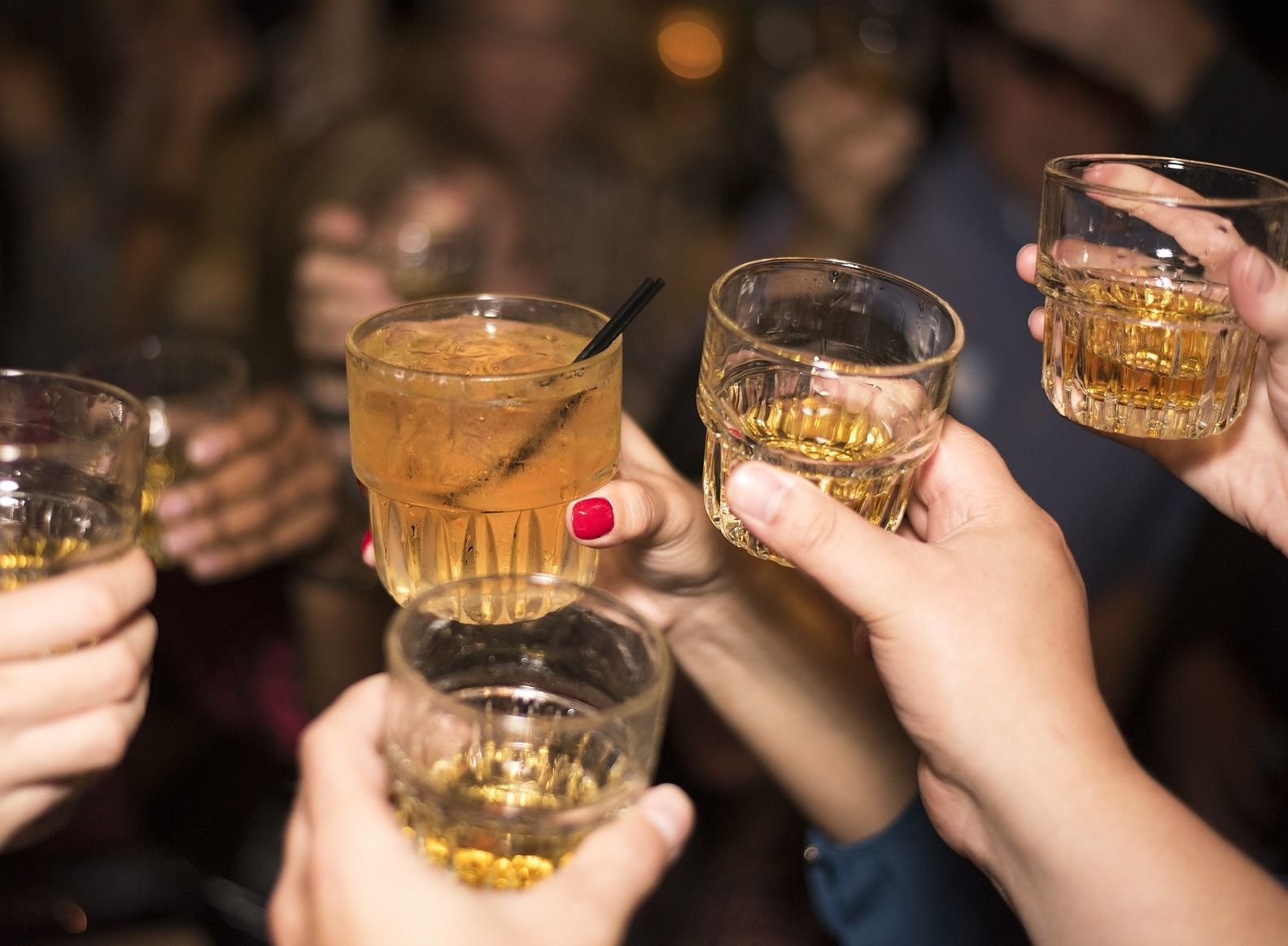 'Si ubriacano e si menano nel bar sotto il mio B&B. E i clienti non