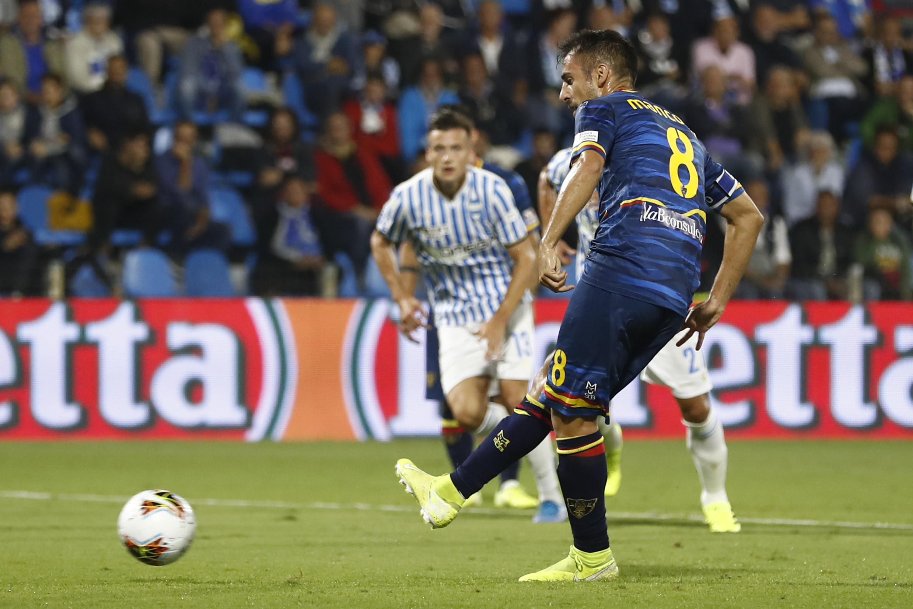 Mancosu realizza il penalty (ph. quotidiano.net)