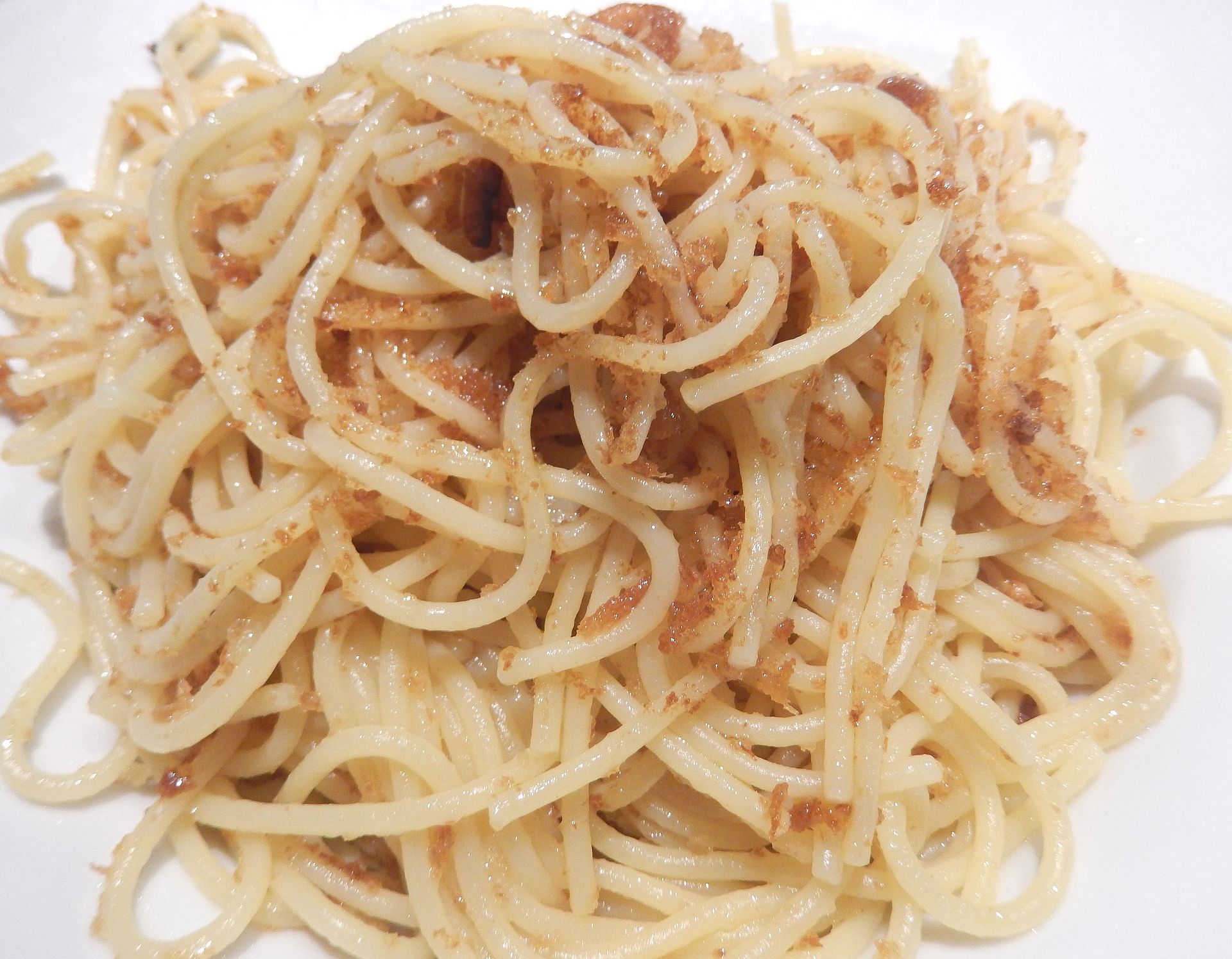 Pasta aglio, olio, peperoncino e…pangrattato un classico leggermente
