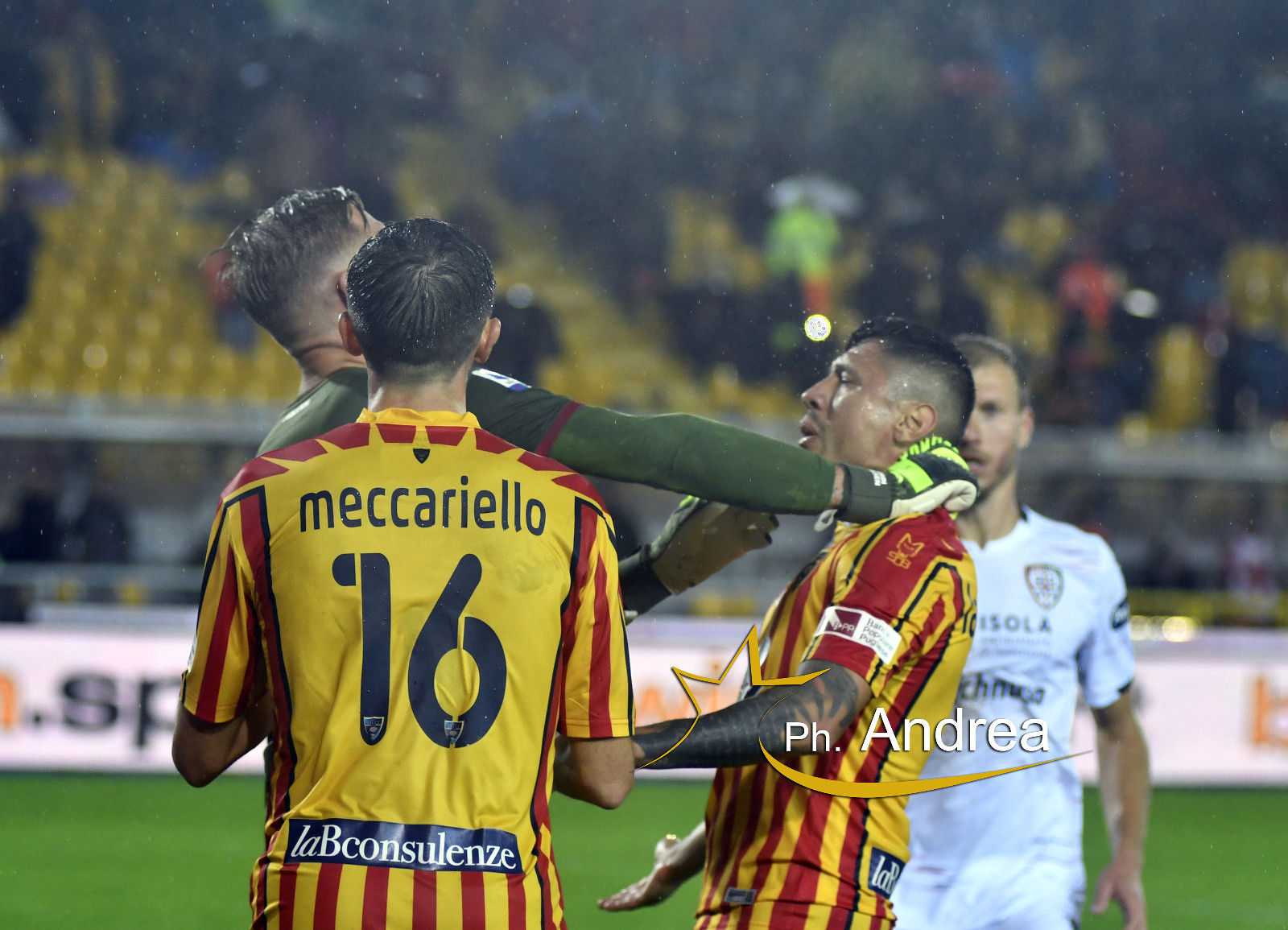 Il contatto tra Olsen e Lapadula (ph.Stella)