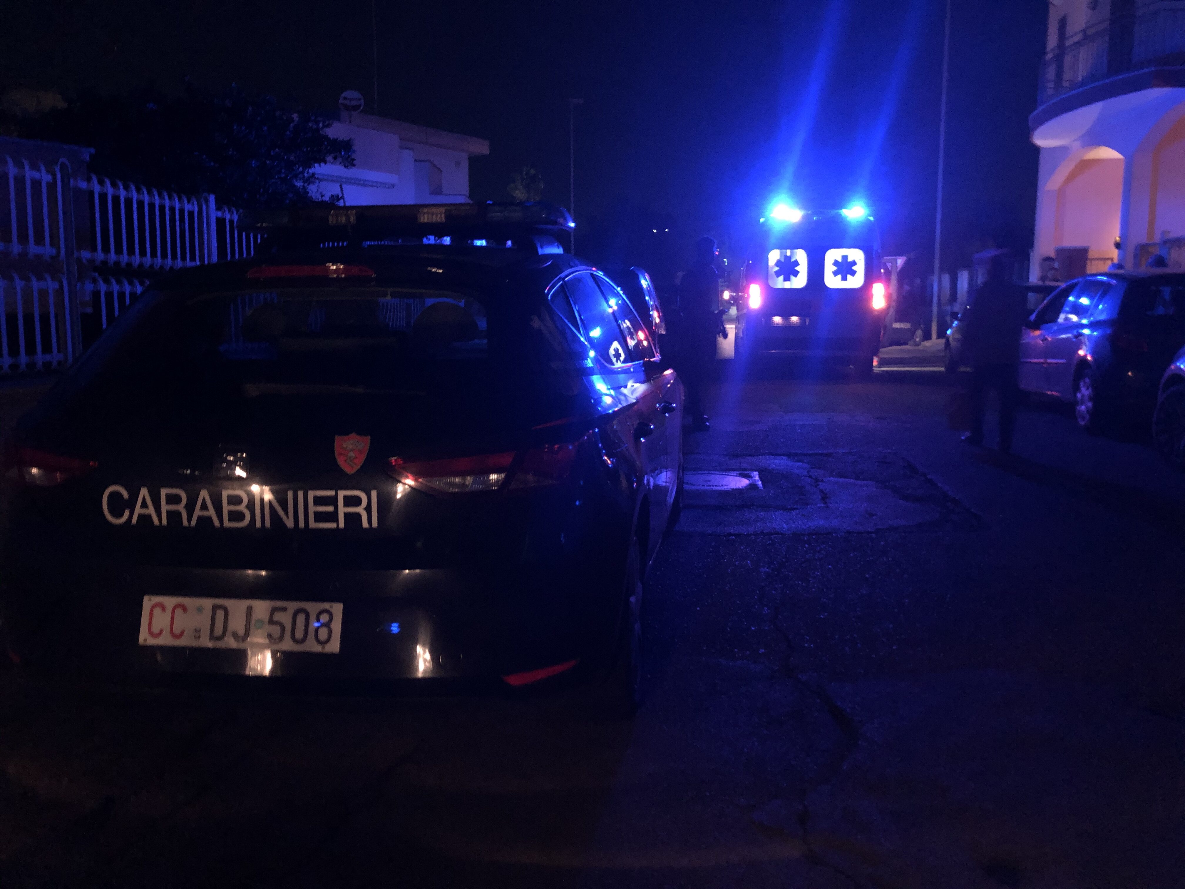 carabinieri e ambulanze sul luogo dell'aggressione