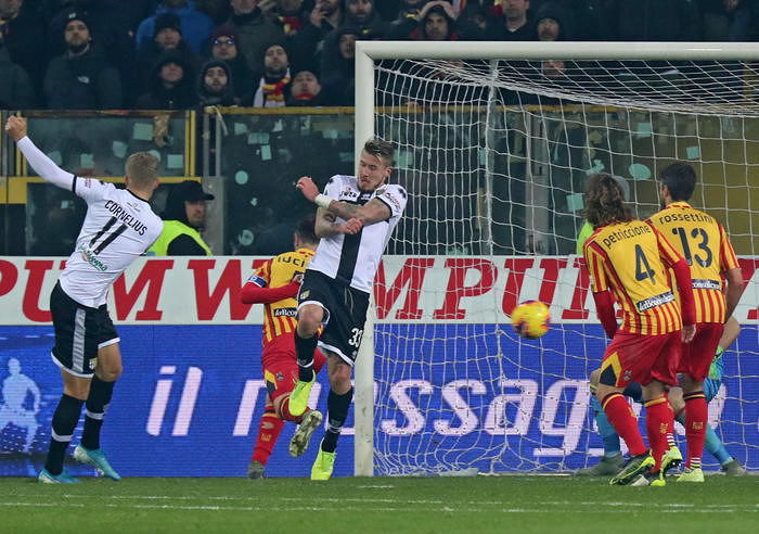 epa08125892 Parma's Andreas Cornelius (L) scores the 2-0 goal during the Italian Serie A soccer match Parma Calcio vs US Lecce in Parma, Italy, 13 January 2020. EPA/SERENA CAMPANINI