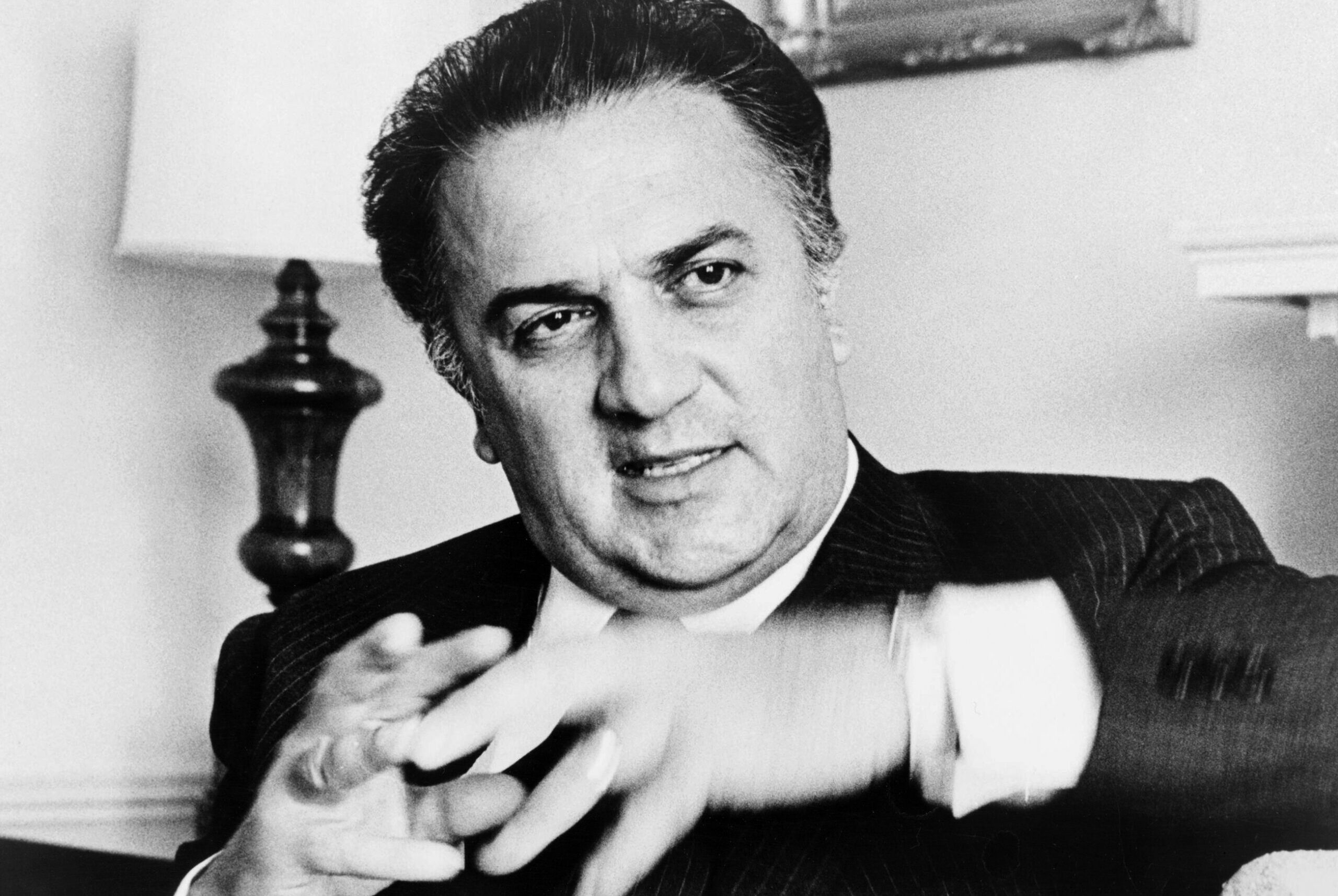 Федерико феллини кинорежиссер. Федерико феллини режиссер. Федерико феллини кинорежиссер. Феллини википедия. Федерико феллини в молодости.