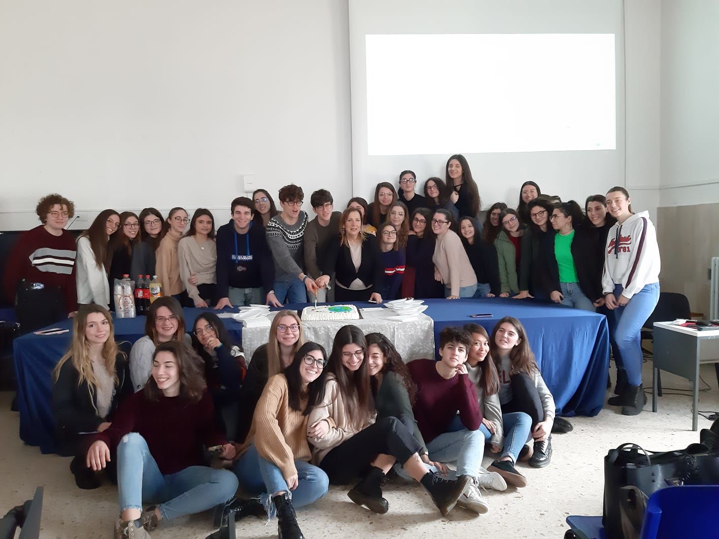 la dirigente insieme con gli alunni che hanno conseguito i sei certificati IGCSE