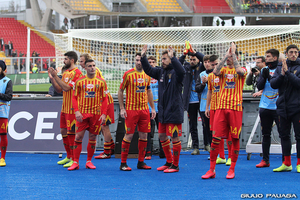 I giocatori sotto la Curva (ph.Paliaga)