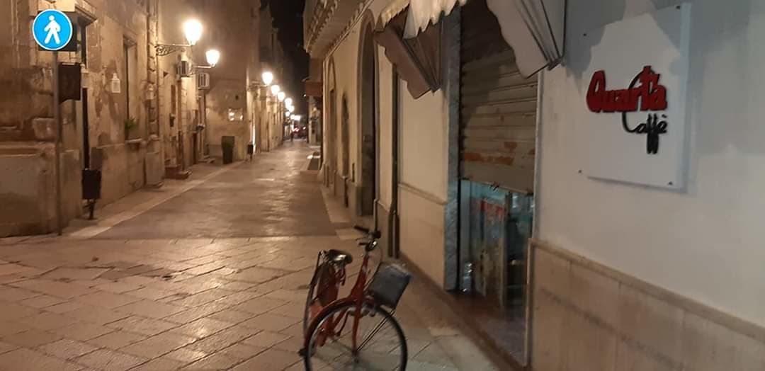 Serrande abbassate nei bar