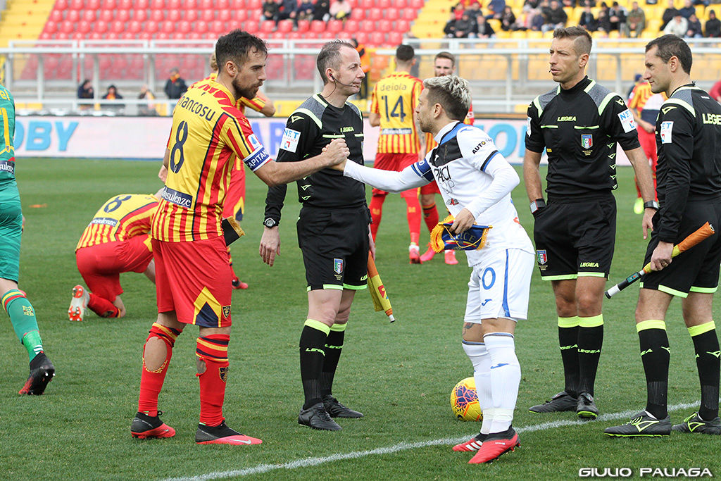Mancosu e Gomez con l'arbitro Massa (ph.Paliaga)