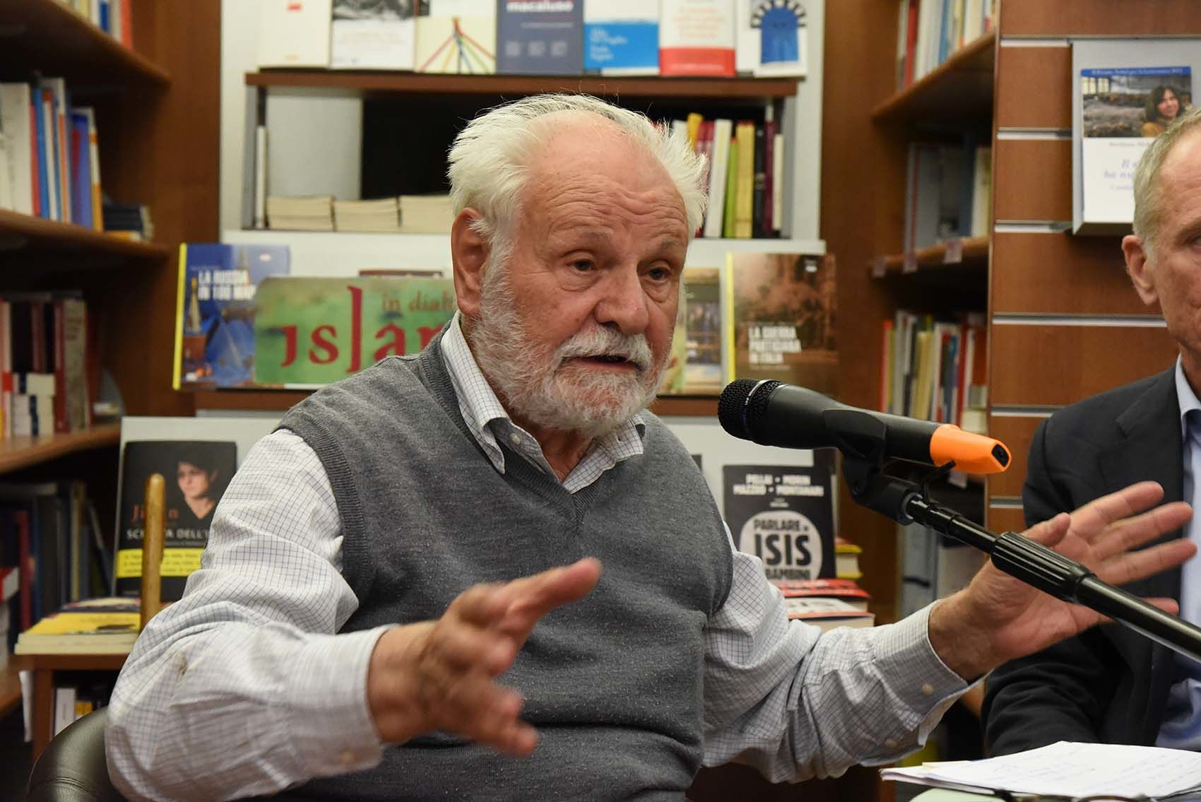 Presentazione del libro di Svetlana Aleksievic "Il male ha volti nuovi" con Goffredo Fofi (sx) e Sergio Rapetti (dx)
Brescia 26 maggio 2016 Ph Christian Penocchio
