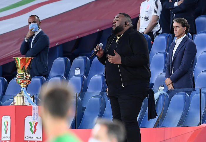 Singer Sergio Sylvestre sings the Italian hymn next Italy head coach Roberto Mancini (R) before the Italian Cup final soccer match between SSC Napoli and FC Juventus at the Olimpico stadium in Rome, Italy, 17 June 2020.  ANSA/ETTORE FERRARI