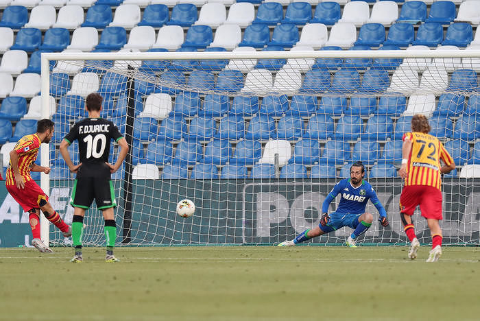 Lecce's   Marco Mancosu scores  from the penalty spot the goal the 2-2 goal during the Italian Serie A soccer match US Sassuolo vs US Lecce at Mapei Stadium in Reggio Emilia, Italy, 4 July 2020. ANSA /SERENA CAMPANINI