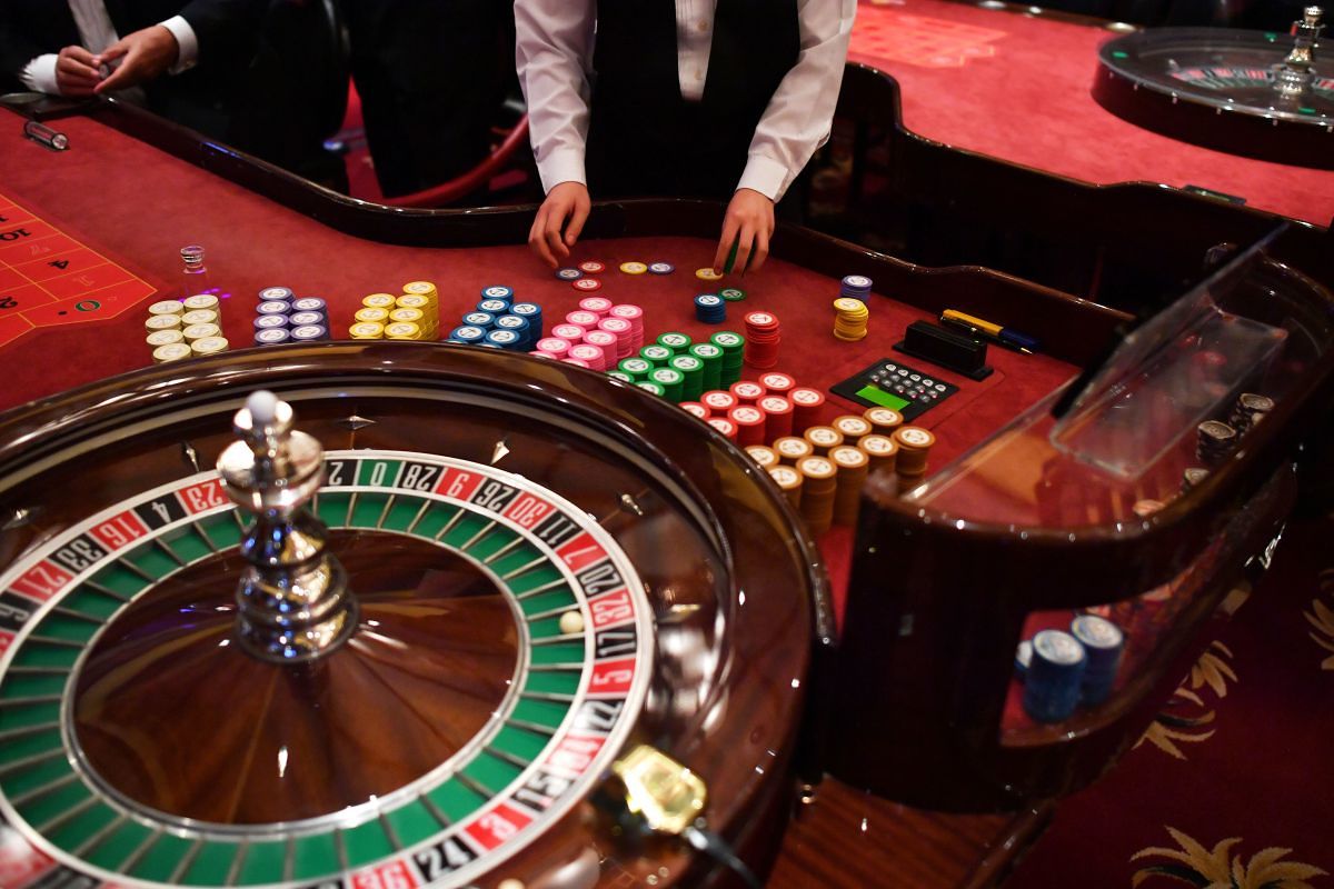 Passengers play roulette at the casino aboard the British cruise liner RMS Queen Mary 2 on June 27, 2017 as it sails in the Atlantic ocean during The Bridge 2017, a transatlantic race between the Queen Mary 2 and the world's fastest Ultim trimarans from Saint-Nazaire to New-York City.
"The Bridge 2017" is a 3,152-mile (5,837 km) race between the British cruise liner RMS Queen Mary 2 and four trimarans, from Saint-Nazaire to New-York City. / AFP PHOTO / LOIC VENANCE        (Photo credit should read LOIC VENANCE/AFP via Getty Images)