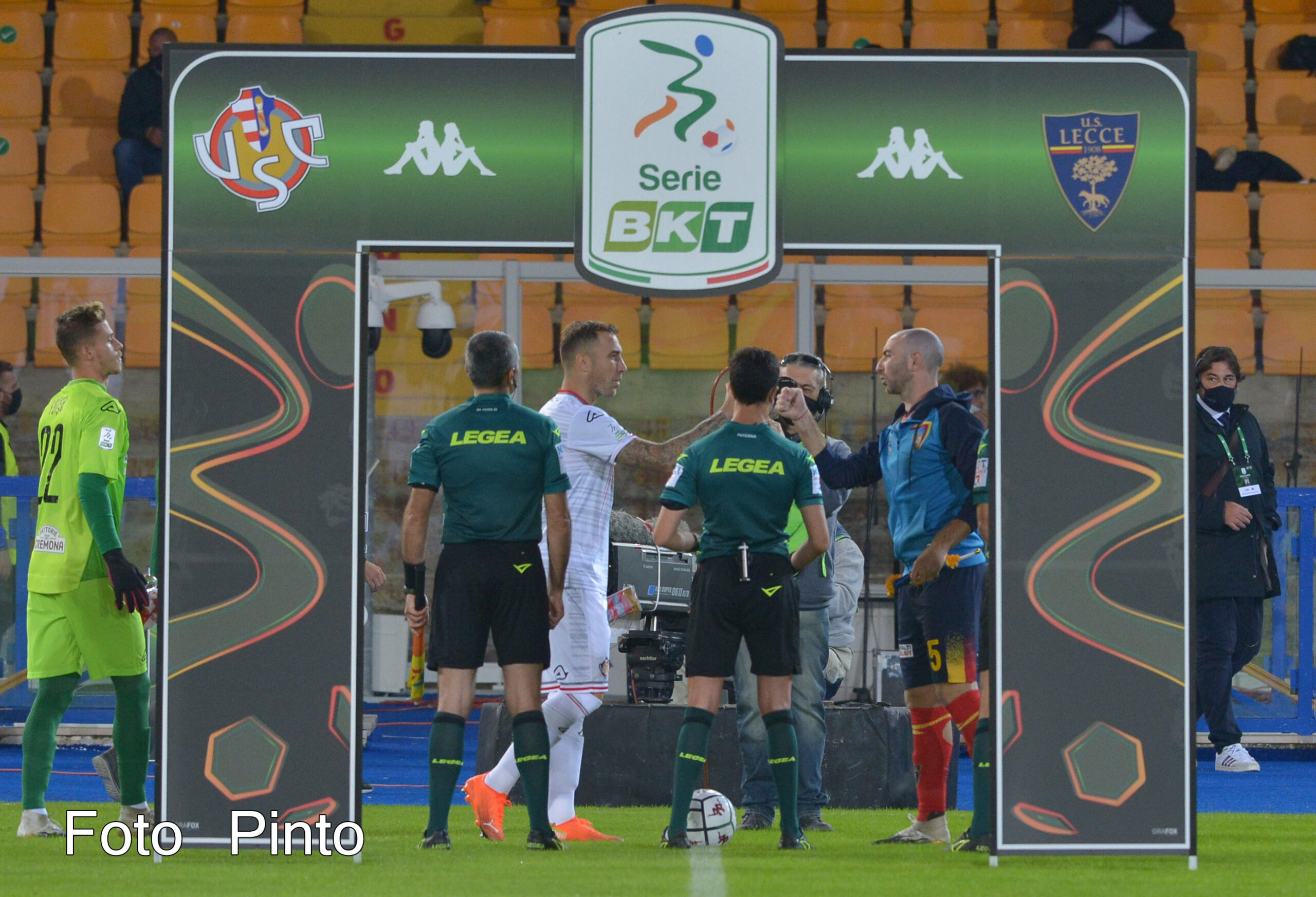 Le formazioni davanti all'arbitro
