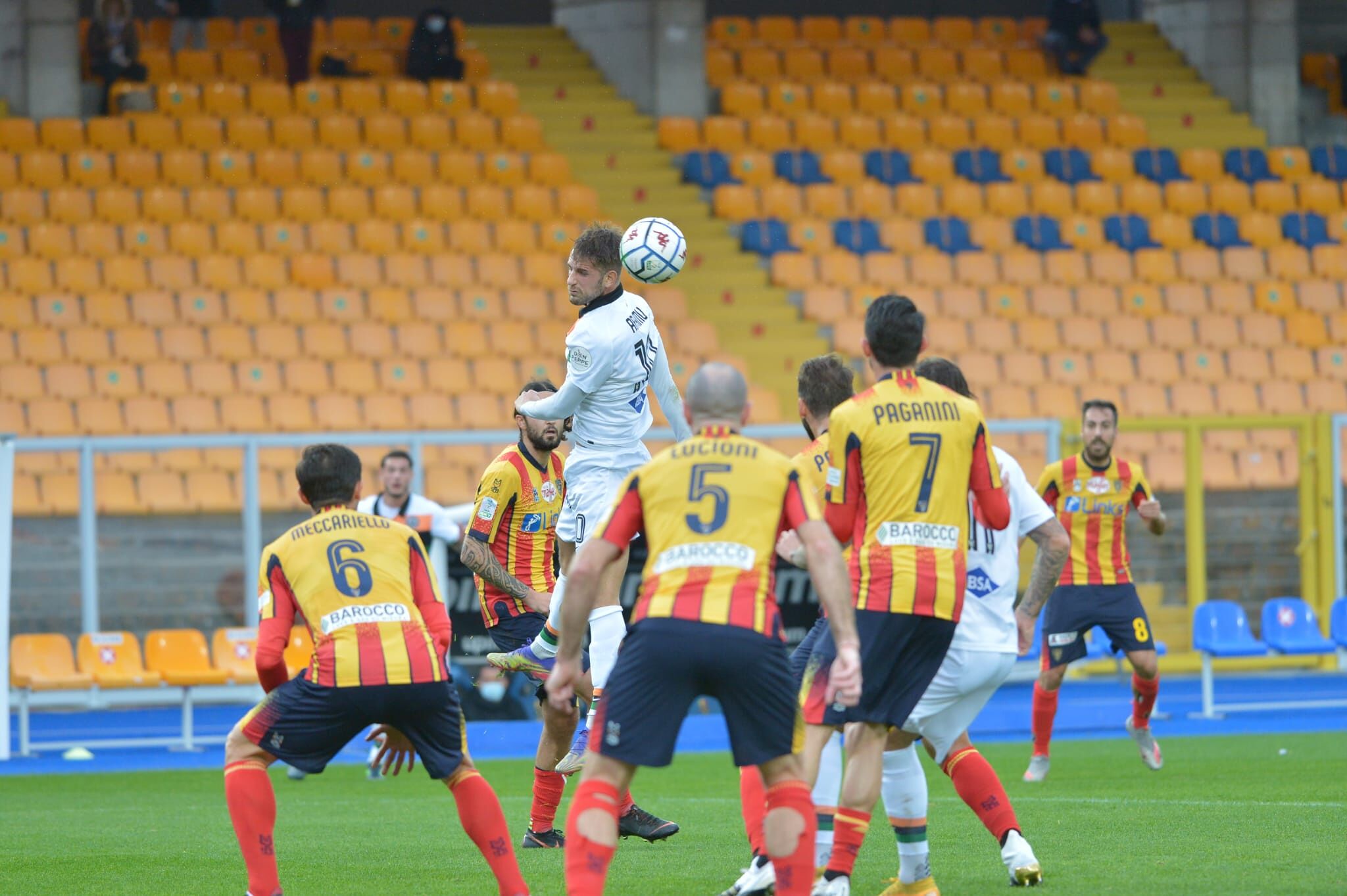 La fase difensiva del Lecce (ph.Pinto)