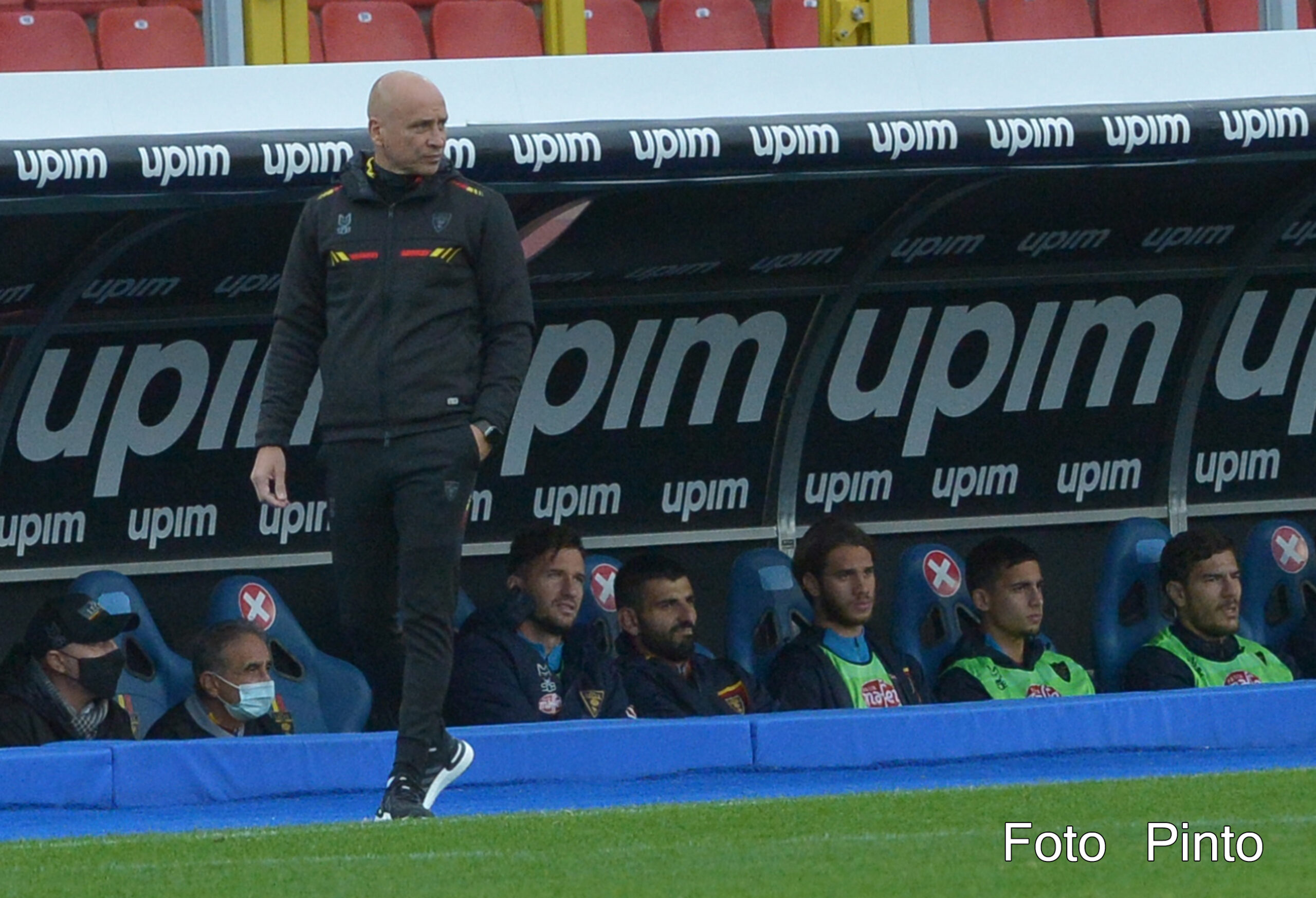 mister Corini in panchina (ph.Pinto)