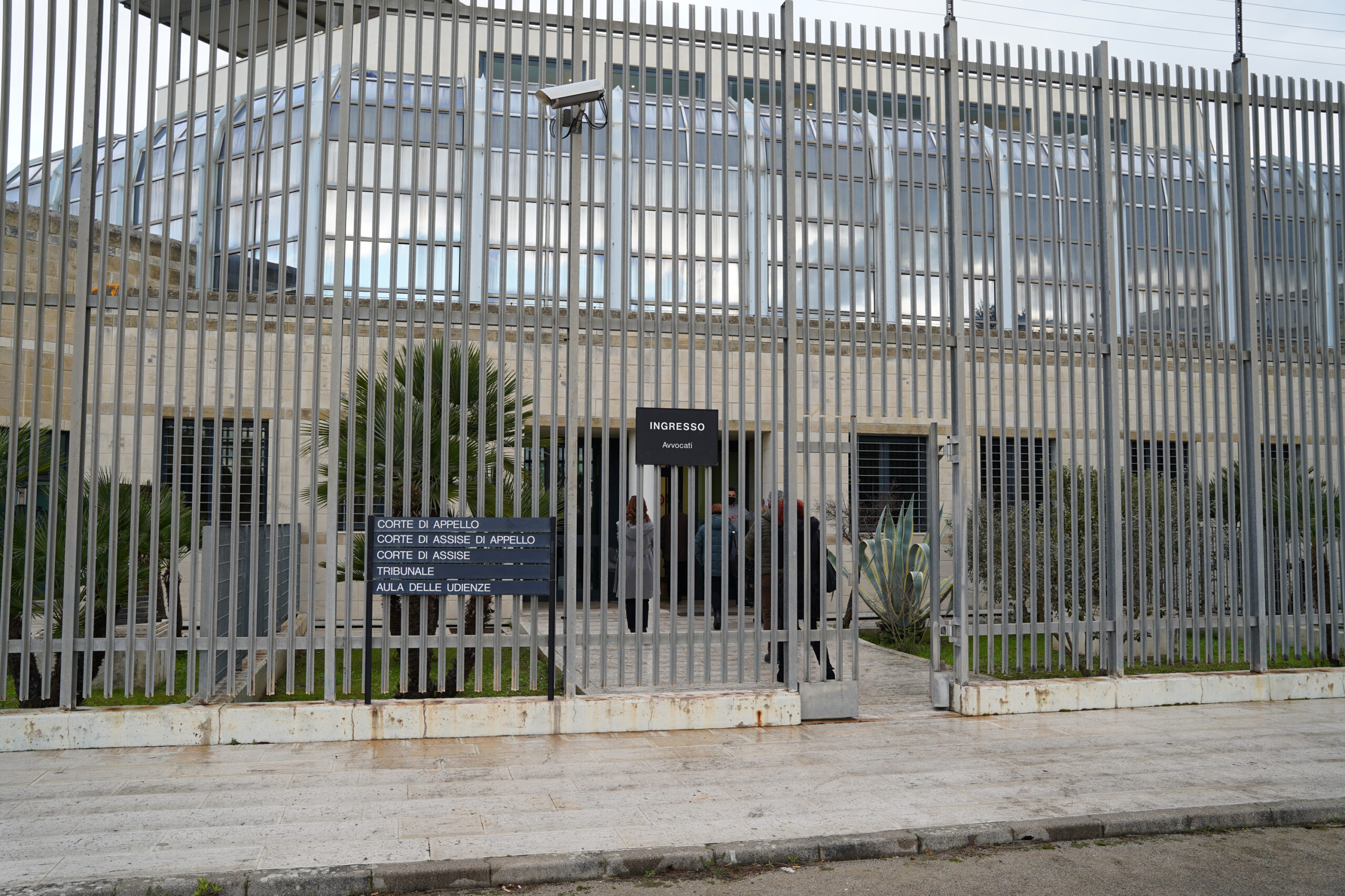 L'aula bunker del carcere di Borgo San Nicola