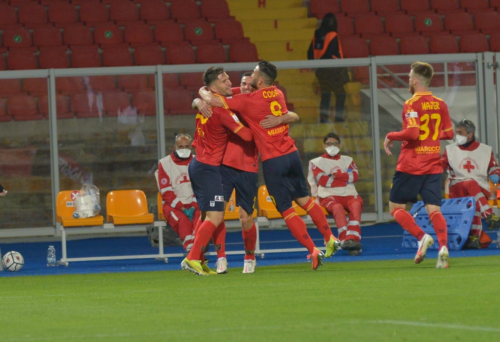 Esultanza dei giallorossi dopo il gol di Pettinari alla Salernitana