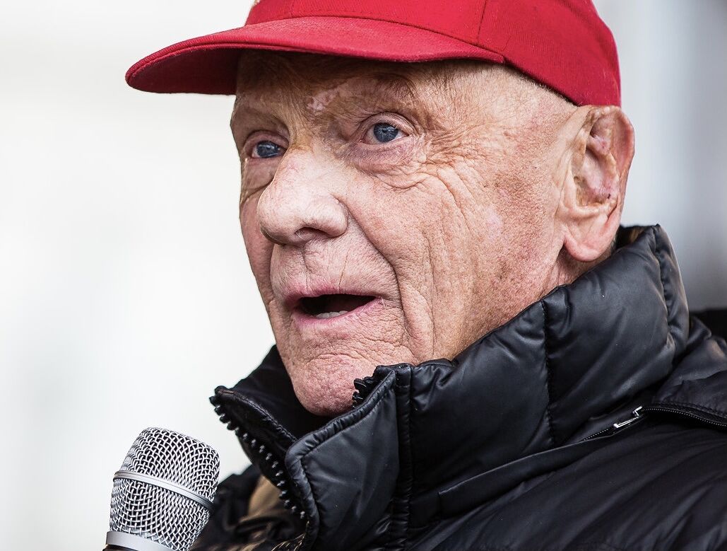Niki Lauda bei der Publikumsveranstaltung "ÖAMTC Welt des Motorsports" Begleitend zu FIA Gala in der Wiener Hofburg  am Freitag, 2. Dezember am Wiener Heldenplatz