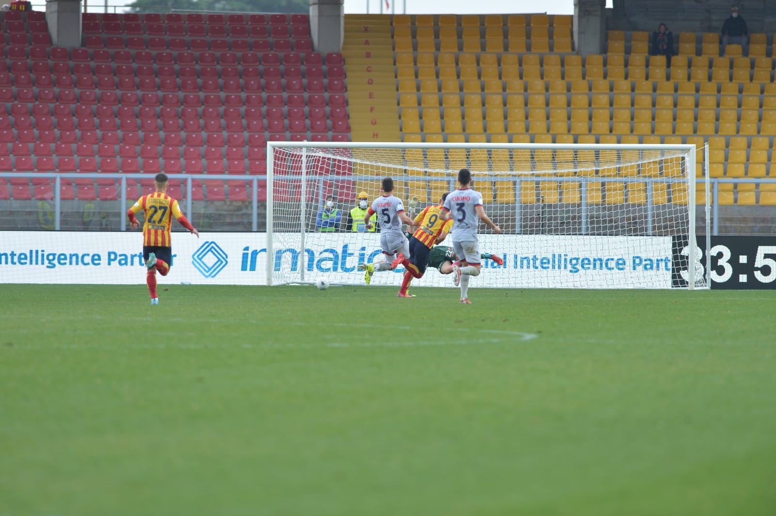 Il vantaggio di Coda contro il Crotone (Ph. Pinto)