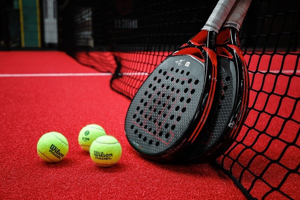 (Ph. https://www.centrofisioterapiaroma.it/wp-content/uploads/2021/08/padel-6322450_1280.jpg)