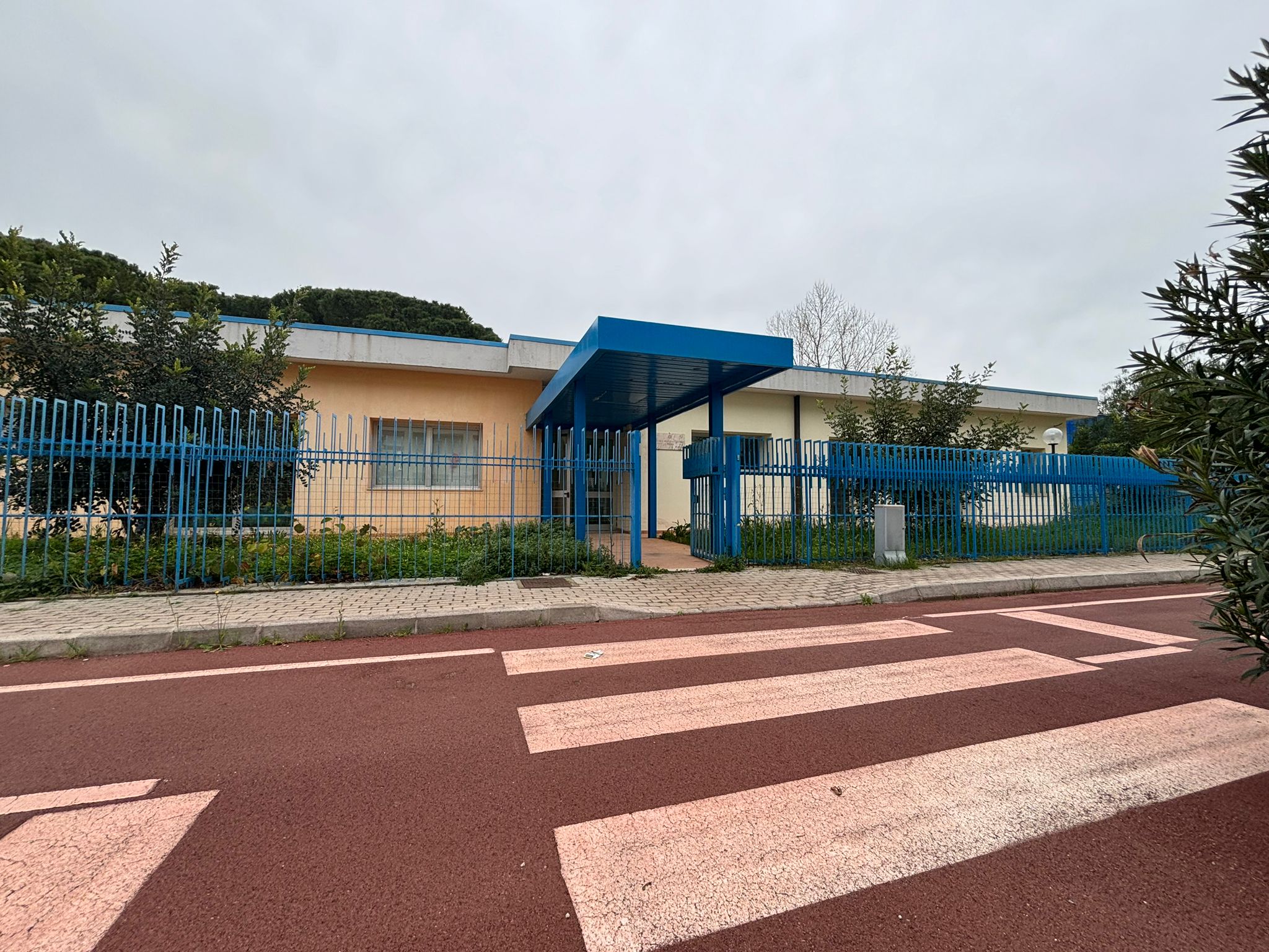 Cesto Regalo Inaugurazione Casa – Set Benvenuto Con Portachiavi, Vassoio Bambù, Strofinacci, Sottobicchieri, Barattoli Spezie E Cesto In Corda