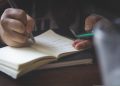 un knowledge worker registra le attività quotidiane in un diario di lavoro