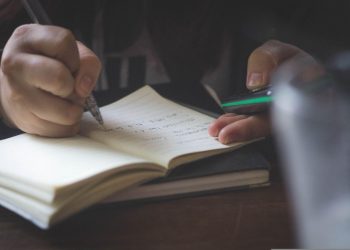 un knowledge worker registra le attività quotidiane in un diario di lavoro