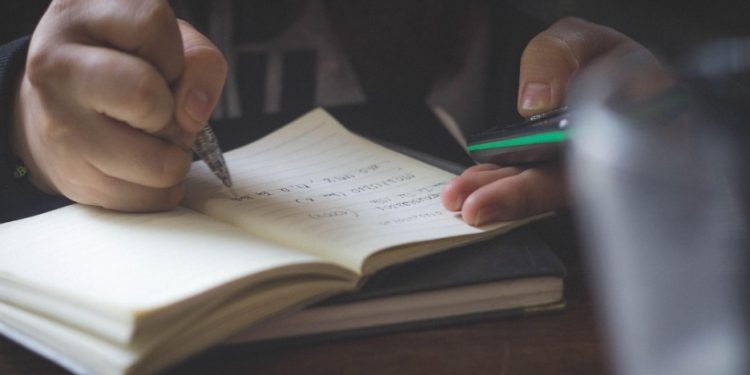 un knowledge worker registra le attività quotidiane in un diario di lavoro